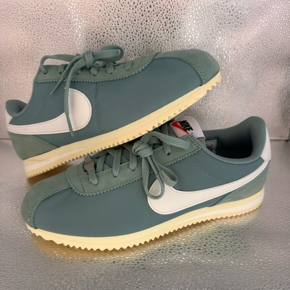 Nike Kids Sneakers in Teal and White - Picture 2 of 8